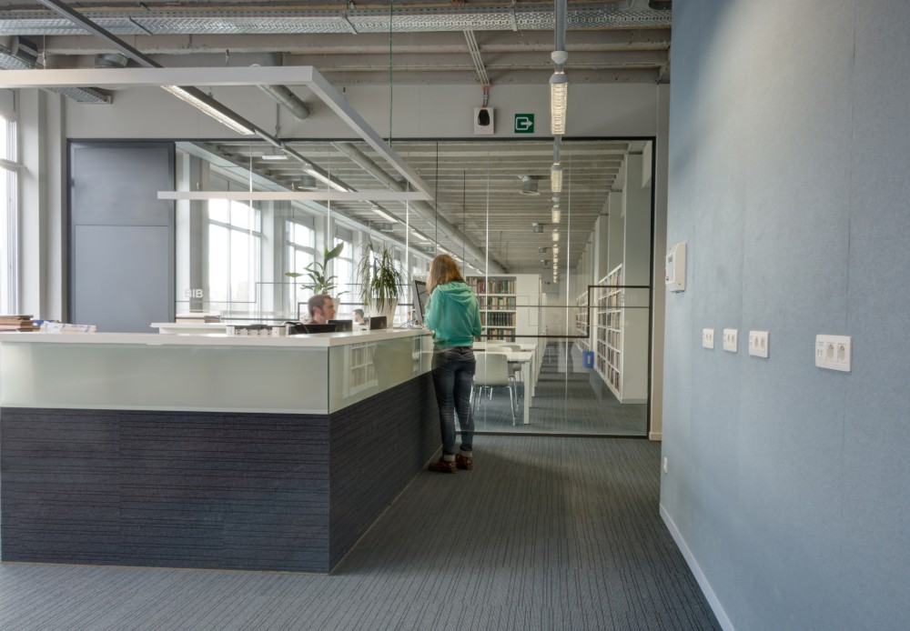 Abscis Architecten - Bibliotheek met op maat gemaakt baliemeubel - fotografie Inge Claessens