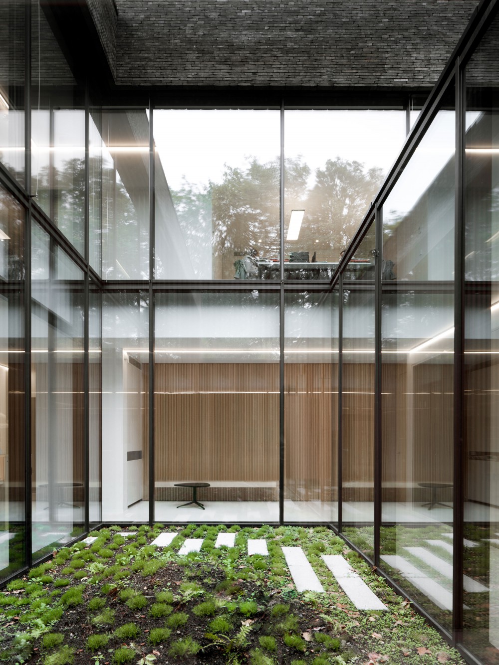 Abscis Architecten - patio serving as transparant partition - photo Jeroen Verrecht