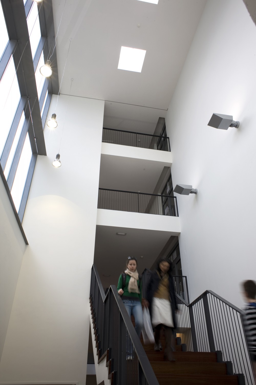 Abscis Architecten - Centrale trap zorgt voor ruimtelijkheid en leesbaarheid van het gebouw – fotografie Elisabeth Broekaert