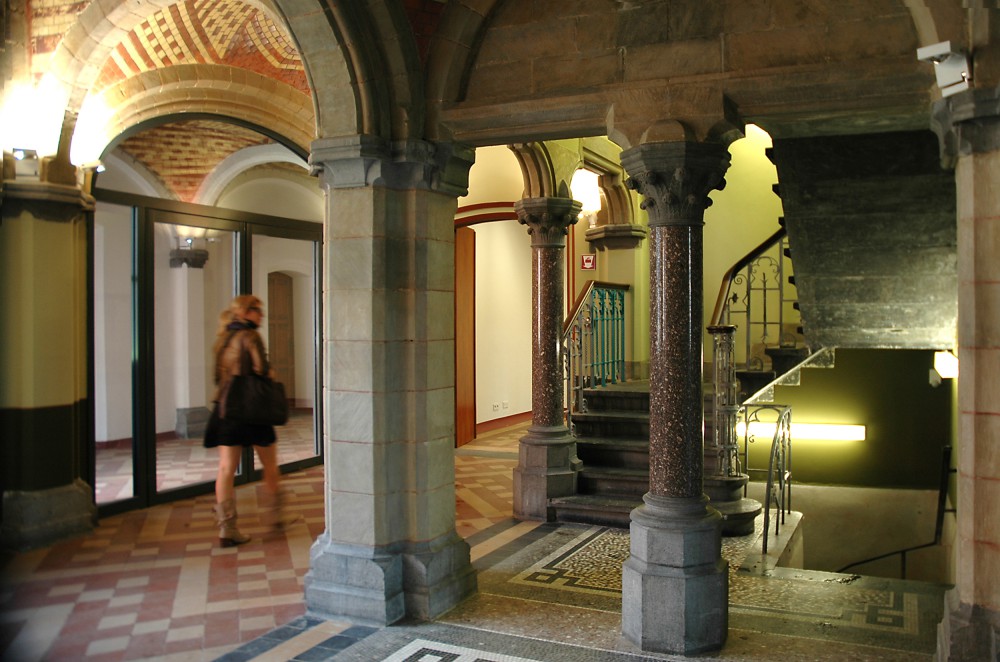 Abscis Architecten - Sfeerbeeld in de gerenoveerde inkom - Cloquetgebouw – fotografie Peter Lorré