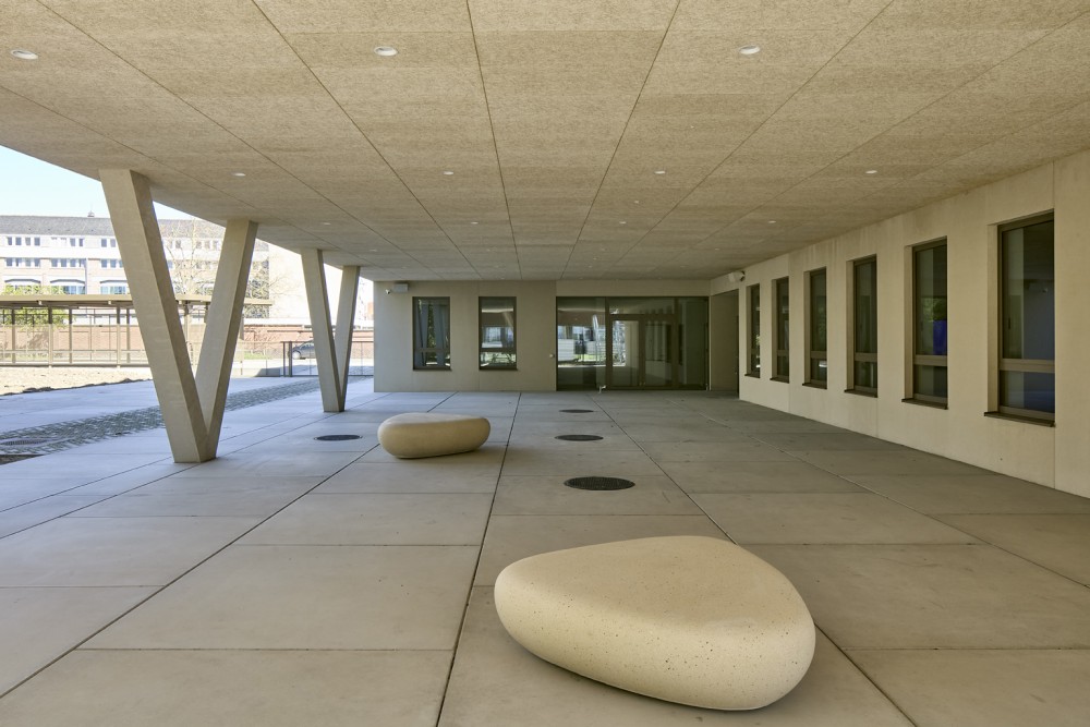 Abscis Architecten - Overdekte speelplaats aan gebouw G - fotografie Steven Neyrinck
