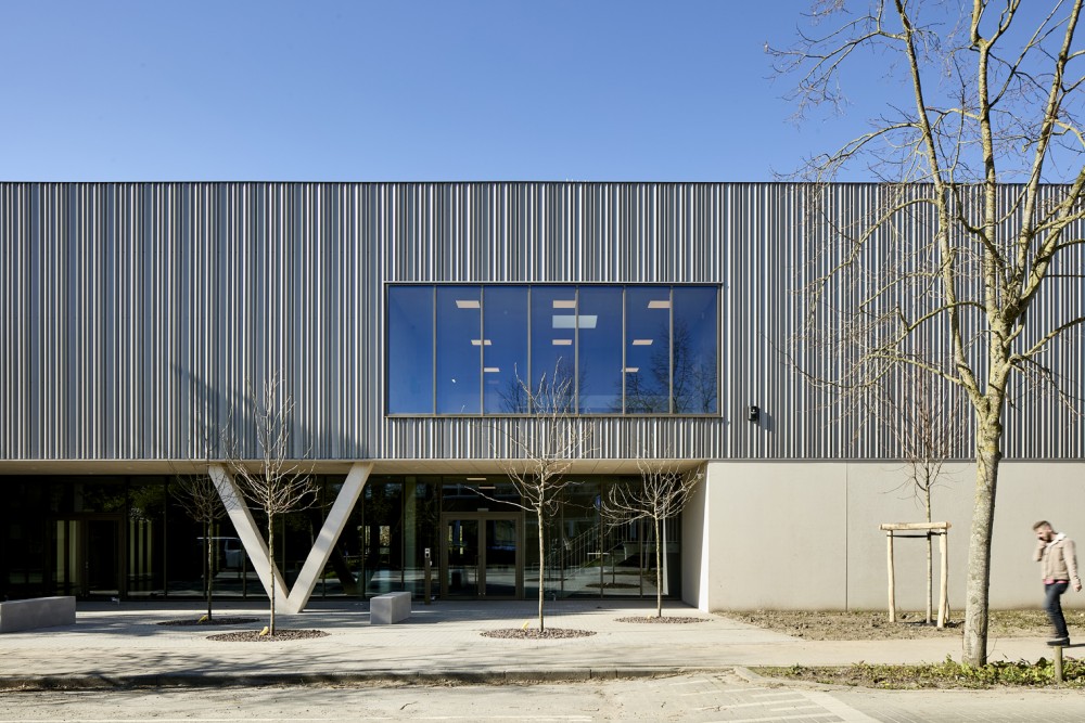 Abscis Architecten - Voorgevel gebouw G aan de Deken de Bolaan - fotografie Steven Neyrinck