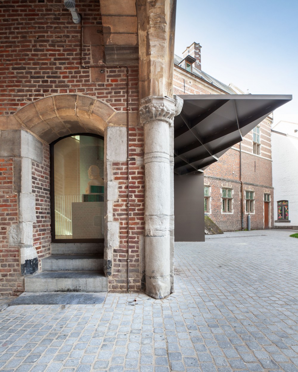 Abscis Architecten - ingreep luifel aan het binnengebied - foto Philippe van Gelooven