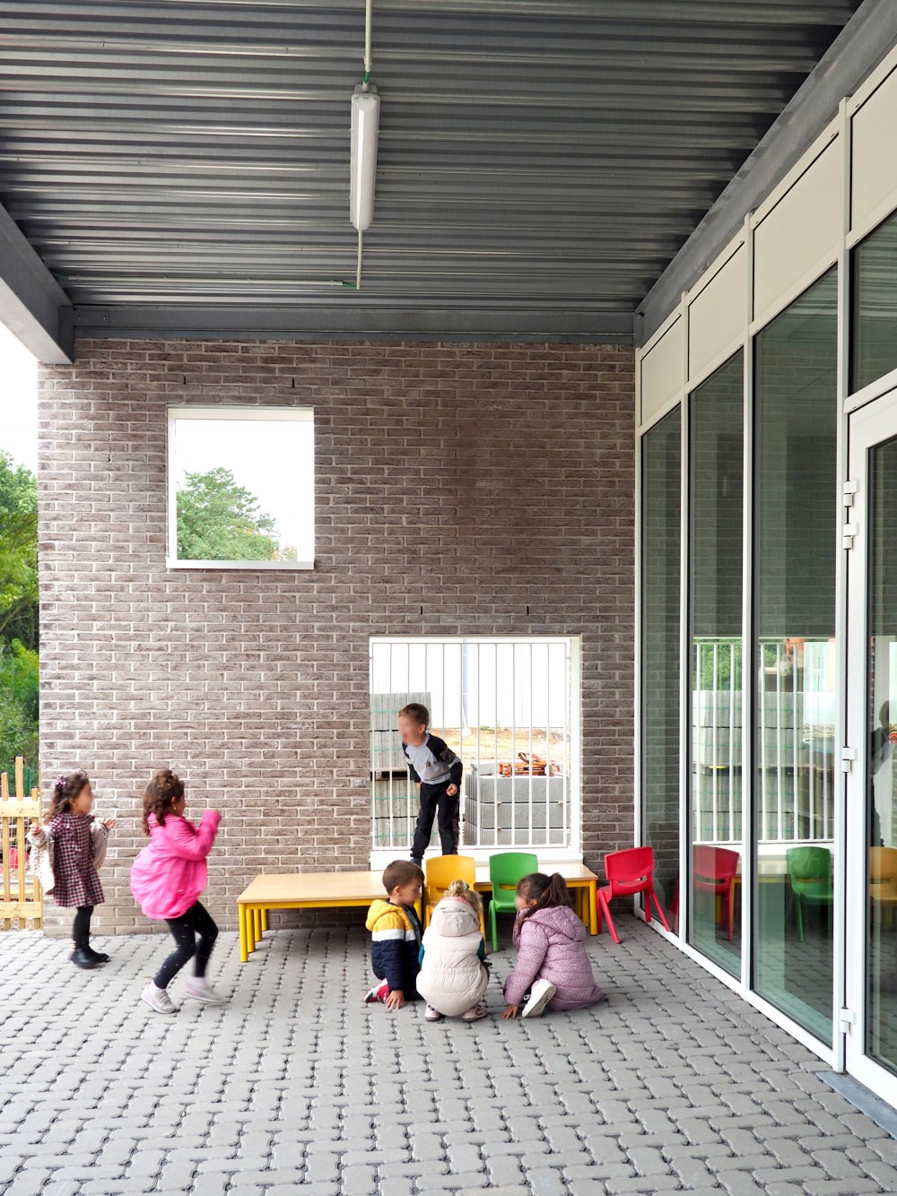 Abscis Architecten - speelse raamverdeling kleuterschool - foto Abscis Architecten