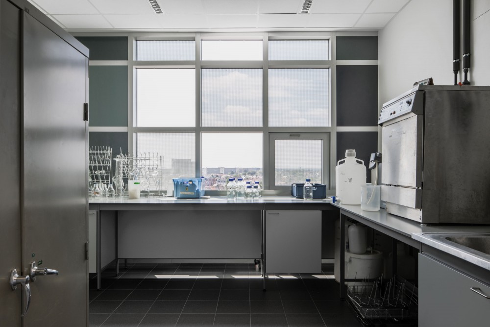 Abscis Architecten - laboratorium met Gents stadszicht - foto Jeroen Verrecht