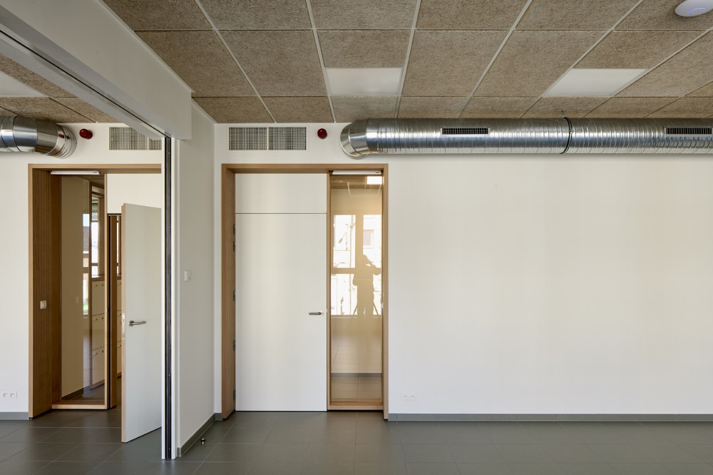 Abscis Architecten - Geschakelde klassen dmv grote schuifdeuren - fotografie Steven Neyrinck