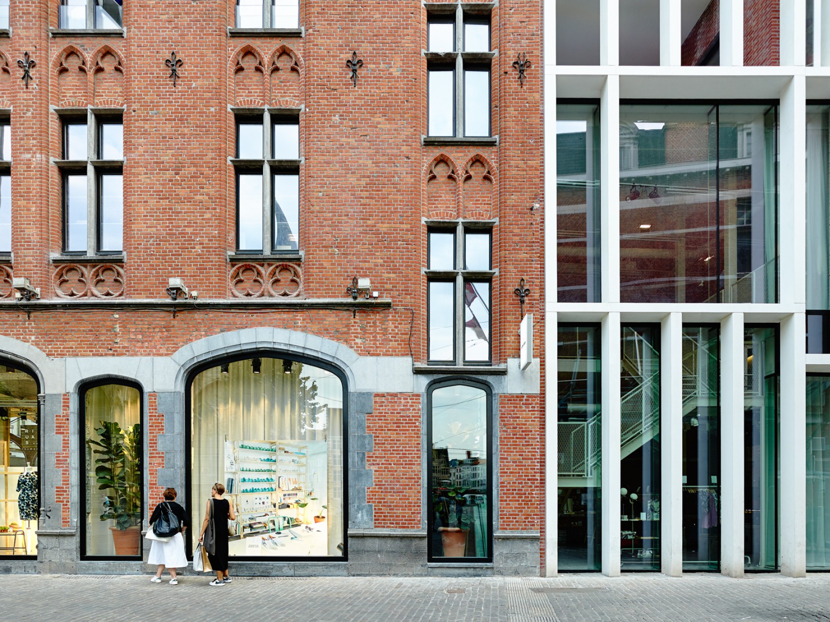 Abscis Architecten - Store front old and new style - photography Dennis De Smet