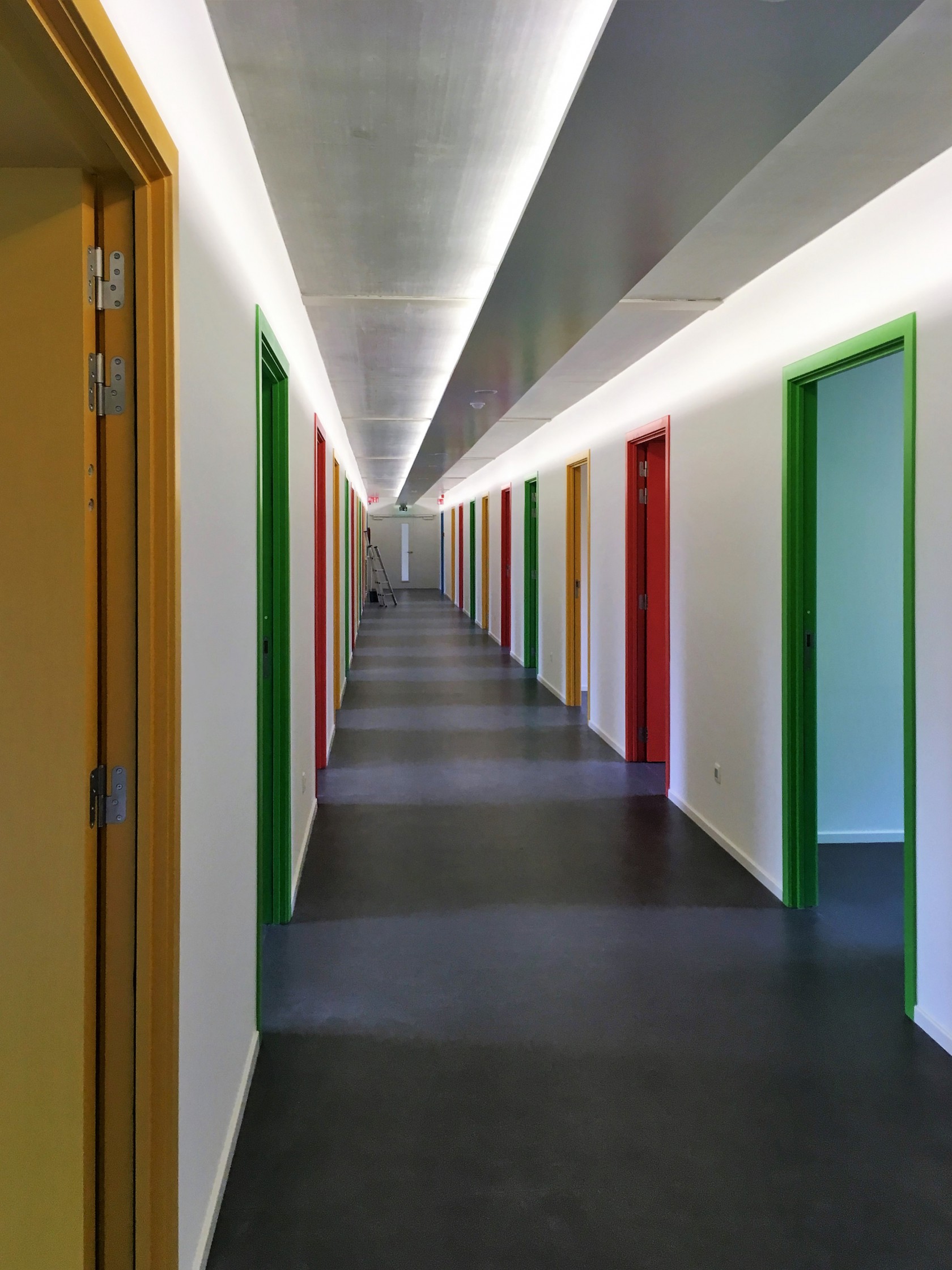 Abscis Architecten - Gang internaat met indirecte verlichting - fotografie Abscis Architecten