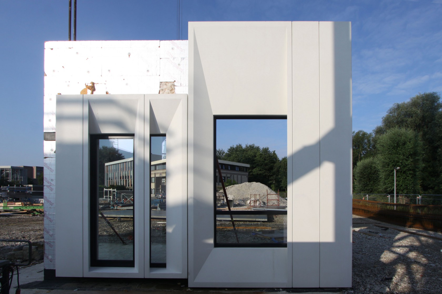 Abscis Architecten - Mockup van een gevelelement uit wit gepolijste beton met schuine dagkanten - fotografie Abscis Architecten