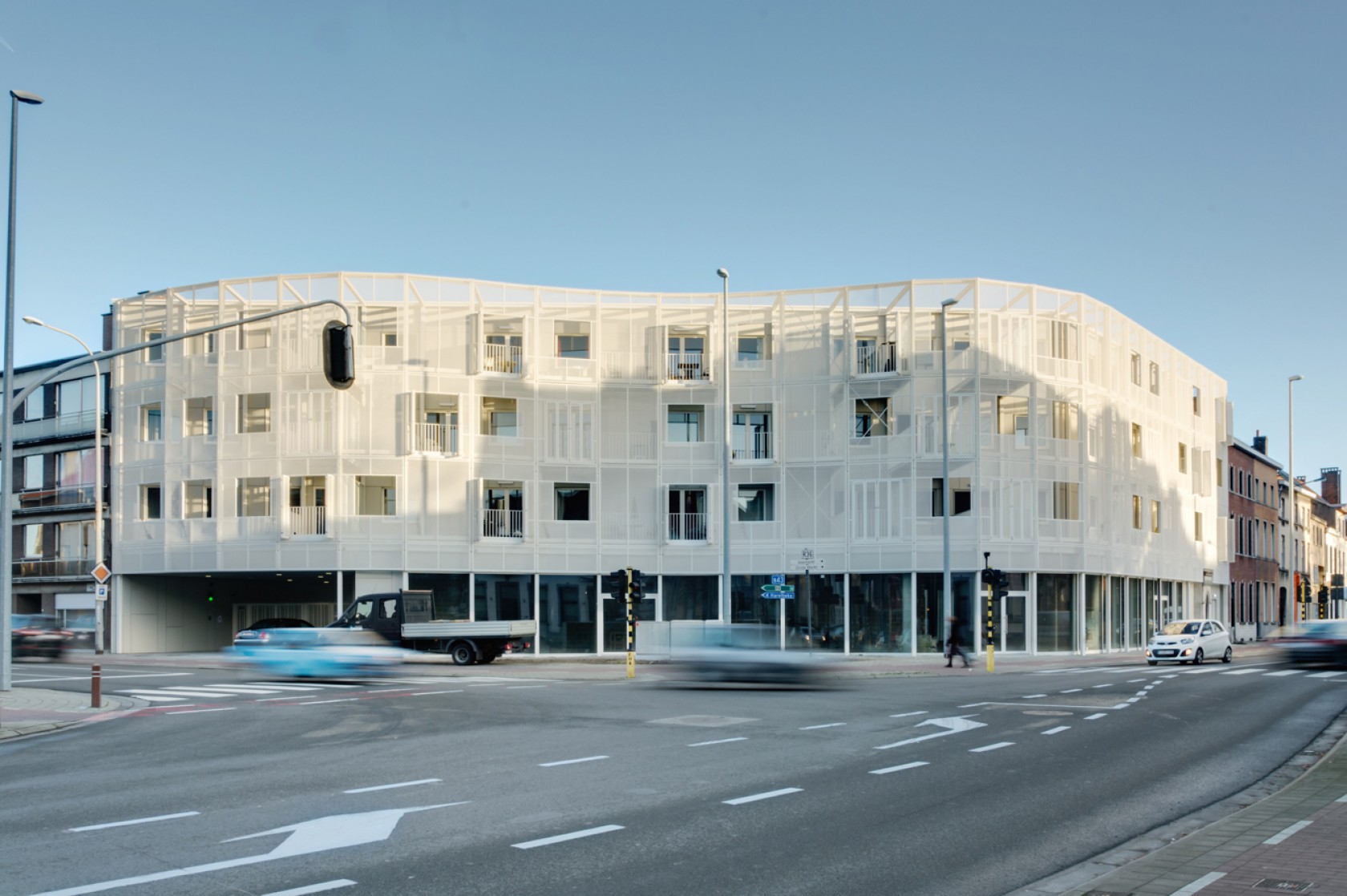 Abscis Architecten - De golvende rooilijn vormt de grens vormt tussen het private en het openbare domein - fotografie Inge Claessens