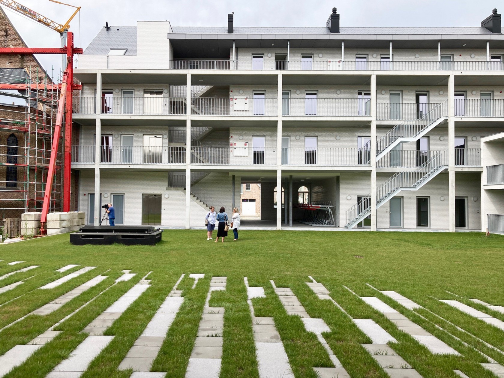 Abscis Architecten - binnentuin met gaanderijen die doen denken aan kloostergang
