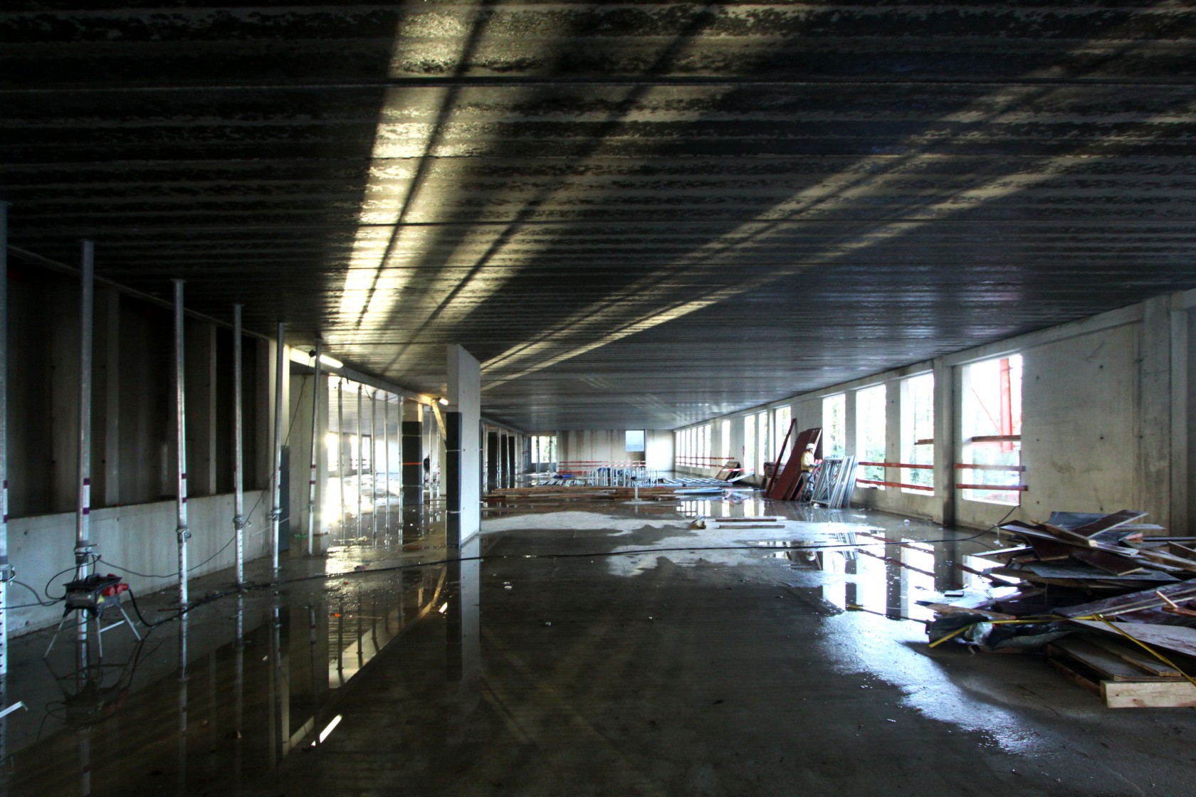 Abscis Architecten - Het gebruik van een kolomstructuur met niet dragende invulwanden maakt het gebouw eenvoudig aanpasbaar - fotografie Abscis Architecten