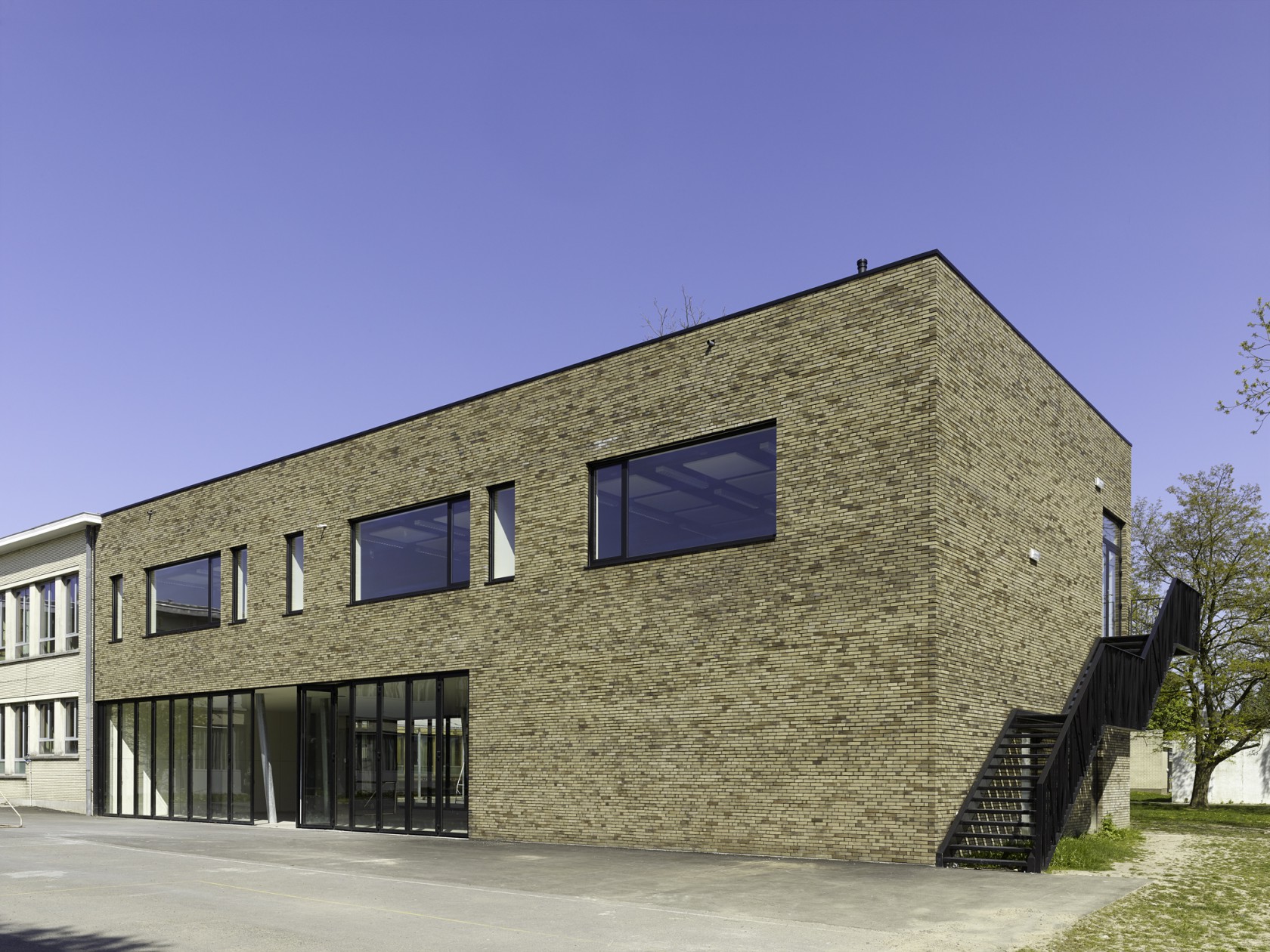 Abscis Architecten - In het centrum van Ninove staat Abscis Architecten in voor het masterplan en de gefaseerde bouw van nieuwe schoolgebouwen en sportinfrastructuur voor het KA Ninove. In een eerste fase werden in het gesloten bouwblok de basisschool, de middenschool en