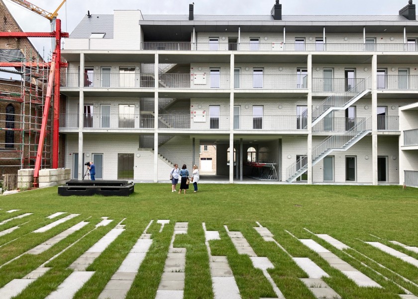 Abscis Architecten - binnentuin met gaanderijen die doen denken aan kloostergang